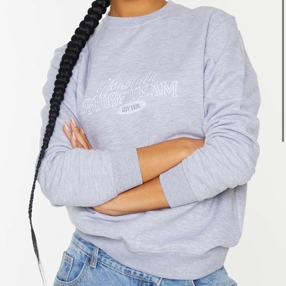PrettyLittleThing Sweatshirt Honolulu Surf Embroidered Relaxed Long Sleeve Crew - Picture 2 of 11
